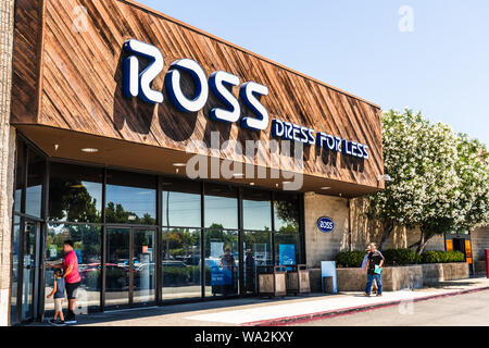 Agosto 12, 2019 Sunnyvale / CA / STATI UNITI D'AMERICA - People Shopping in un abito di Ross per meno store situato nella baia di San Francisco Foto Stock