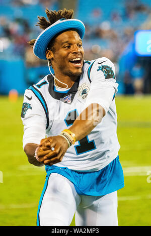 Charlotte, North Carolina, Stati Uniti d'America. 16 Ago, 2019. Carolina Panthers quarterback Cam Newton (1) durante la preseason NFL partita di calcio tra le fatture della Buffalo e Carolina Panthers venerdì 16 agosto 2019 a Charlotte, NC. Giacobbe Kupferman/CSM Credito: Cal Sport Media/Alamy Live News Foto Stock