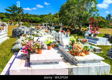 Cimitero alla Chiesa Quanono, Easo, Lifou, Nuova Caledonia, Sud Pacifico Foto Stock