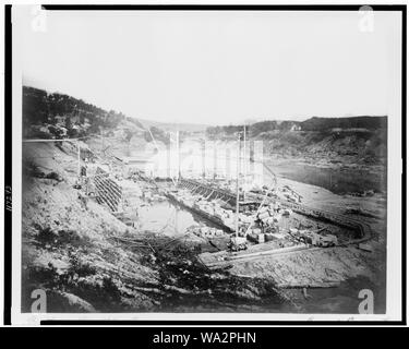 Big Sandy River, W. Va. e Ky.--Lock al Louisa, Ky.--Vista da W. Va. riva al di sotto del sito di bloccaggio / foto da E.J. Falegname. Foto Stock