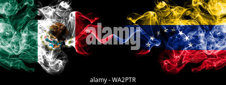 Messico vs Venezuela, venezuelana smoky mystic bandiere poste fianco a fianco. Spessa colorata setosa fumi astratto banner del Messico e del Venezuela Il Venezuela Foto Stock