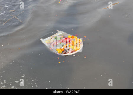 DIYA galleggia in un fiume Foto Stock