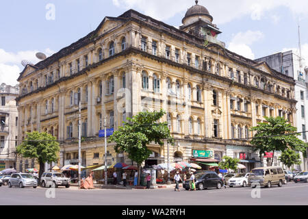 Yangon, Myanmar-May 8 2014: Un British edificio coloniale. Molti edifici rimasti dall'epoca coloniale. Foto Stock