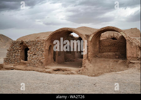 Edifici vicino alle torri zoroastriana di silenzio nella città di Yazd, Iran Foto Stock