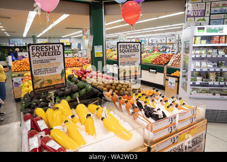 Spremuta di arancia fresca e frutta fresca in vendita presso un supermercato di Sydney, Australia Foto Stock