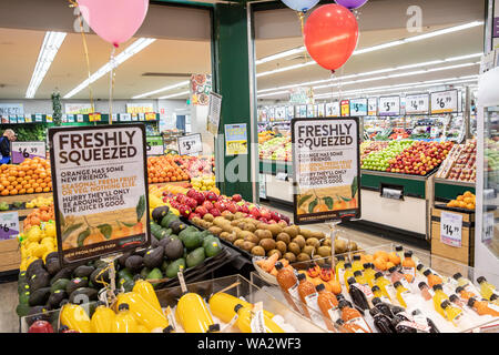 Spremuta di arancia fresca e frutta fresca in vendita presso un supermercato di Sydney, Australia Foto Stock