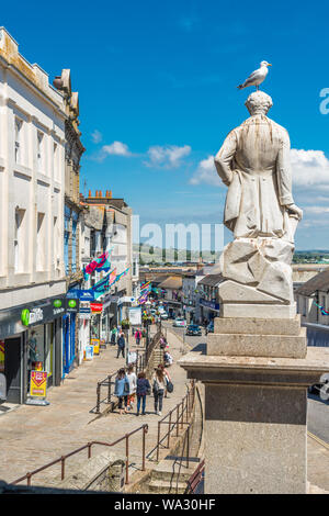 Statua del chimico e fisico Sir Humphry Davy nel mercato ebreo Street Penzance, West Cornwall, Inghilterra, Regno Unito. Foto Stock