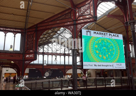 Pubblicità LCD nel tetto Bolton Market Place convertito in un moderno centro commerciale pur mantenendo il ferro battuto in stile vittoriano del mercato originale Hall Foto Stock