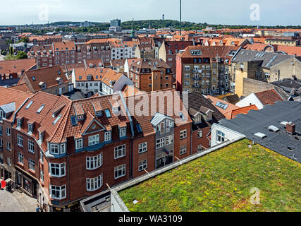 Vista dal recentemente costruita Salling tetto sopra Salling department store di Aalborg Danimarca Europa che guarda a sud-ovest verso Aalborgtaarnet Foto Stock