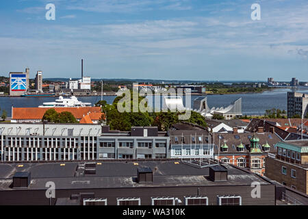 Vista dal recentemente costruita Salling tetto sopra Salling department store di Aalborg Danimarca Europa cerca su Limfjorden da Norresundby Foto Stock