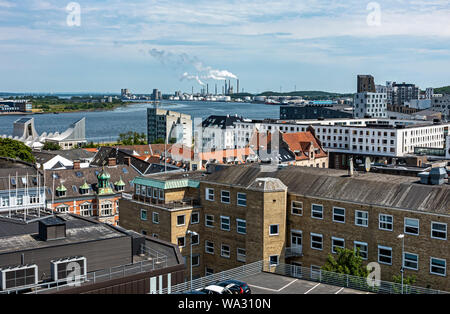 Vista dal recentemente costruita Salling tetto sopra Salling department store di Aalborg Danimarca Europa guardando verso Limfjorden e porto Foto Stock