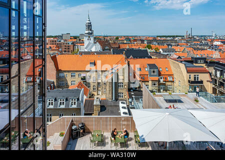 Vista dal recentemente costruita Salling tetto sopra Salling department store di Aalborg Danimarca Europa con Budolfi Kirke Foto Stock