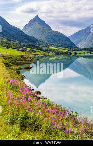 Panorama di montagna con la montagna Eggenipa riflettendo in un lago in Gloppen lungo la superstrada E39 in Sogn og Fjorden county in Norvegia Foto Stock