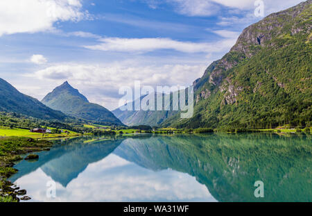 Panorama di montagna con la montagna Eggenipa riflettendo in un lago in Gloppen lungo la superstrada E39 in Sogn og Fjorden county in Norvegia Foto Stock