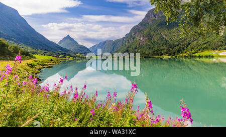 Panorama di montagna con la montagna Eggenipa riflettendo in un lago in Gloppen lungo la superstrada E39 in Sogn og Fjorden county in Norvegia Foto Stock