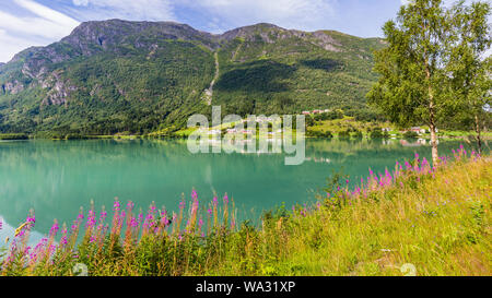 Panorama di montagna con la montagna Eggenipa riflettendo in un lago in Gloppen lungo la superstrada E39 in Sogn og Fjorden county in Norvegia Foto Stock