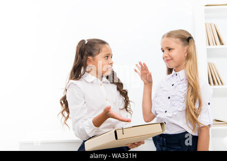 Discutere i compiti. Aiutare con il progetto. Studentesse studiare insieme. Il concetto di istruzione. Attività di gruppo. Studentesse poco amichevoli compagni di classe i bambini. Compito arduo. Studentesse della scuola di lavoro del progetto. Foto Stock