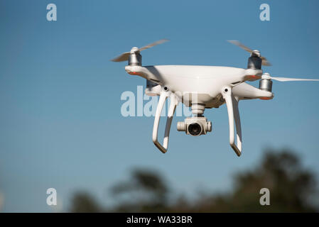 Una testa su Vista ravvicinata di un drone con puntamento della telecamera in bilico vicino su un cielo blu giornata soleggiata in Australia Foto Stock