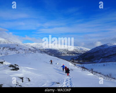 Mentre la neve cielo blu Foto Stock