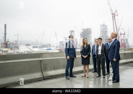 Presidente Trump tours il guscio della Pennsylvania complesso petrolchimico con il Segretario dell'energia Rick Perry e i dirigenti della Shell Martedì, Agosto 13, 2019, monaca, Pa. Persone: presidente Donald Trump, Rick Perry Foto Stock