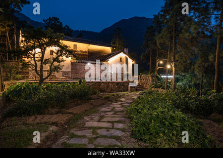 Home soggiorno struttura ospita in montagna di notte Foto Stock