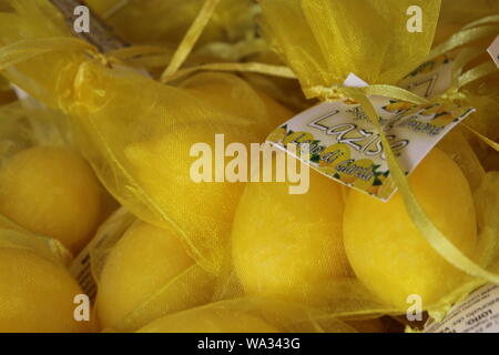 Limone sapone per la vendita in un negozio locale a Lazise, Veneto, Italia Foto Stock