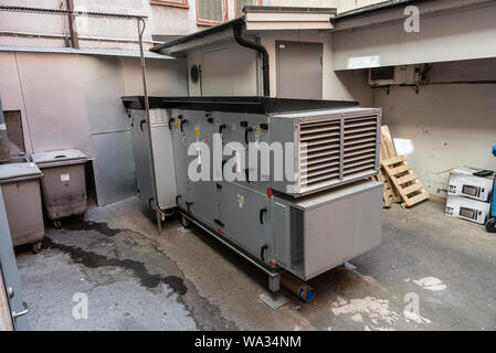 Ventilazione di una piccola azienda nel cortile di un edificio per uffici. Foto Stock