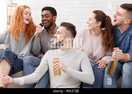 Gruppo di amici avente parte insieme a casa Foto Stock
