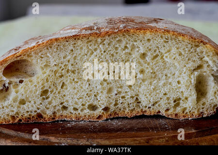 pane su piastra rotonda con coperchio in vetro su sfondo bianco