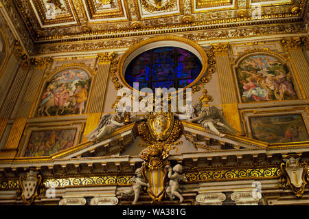 Roma, Italia - 28 Ottobre 2017: vista dell'interno del retro della Basilica Papale di Santa Maria Maggiore. Statue di angeli, finestra rotonda con colo Foto Stock