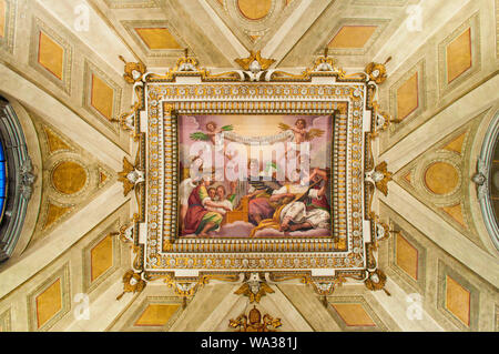 Roma, Italia - 28 Ottobre 2017: vista dell'interno del soffitto della Basilica Papale di Santa Maria Maggiore. Una pittura di angeli e persone giocare Foto Stock