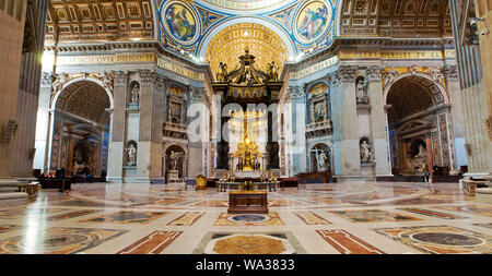 Vaticano, Italia - 29 Ottobre 2017: vista dell'interno della Basilica Papale di San Pietro. Parte anteriore con nero allar, affreschi colorati, con pavimento di marmo e pai Foto Stock