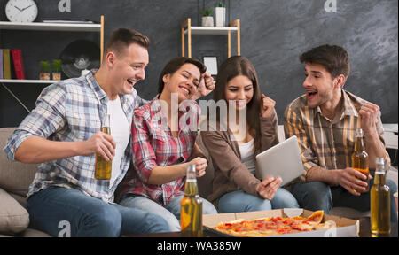 Gruppo di amici facendo video chiamata con il loro compagno assente Foto Stock