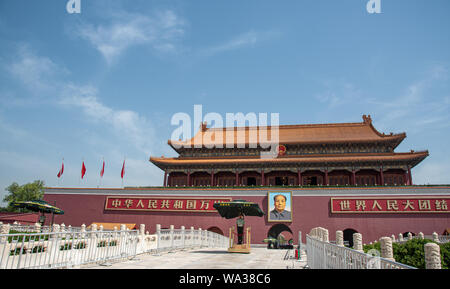 Pechino, Cina - Giugno 2018: l'ingresso della famosa città proibita in città con il ritratto il presidente Mao Zedong a Pechino in Cina. Foto Stock