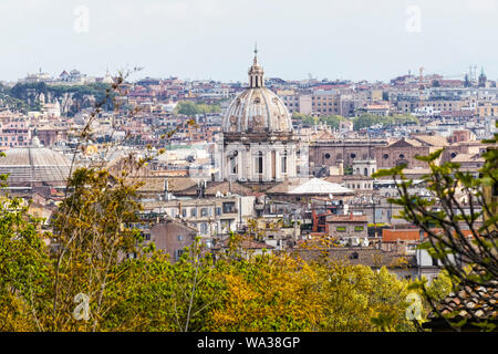 Roma scorcio con una bella cupola circondato da edifici e monumenti antichi, Italia Foto Stock