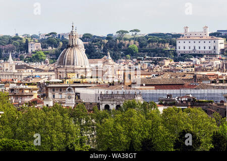Roma scorcio con una bella cupola circondato da edifici e monumenti antichi Foto Stock