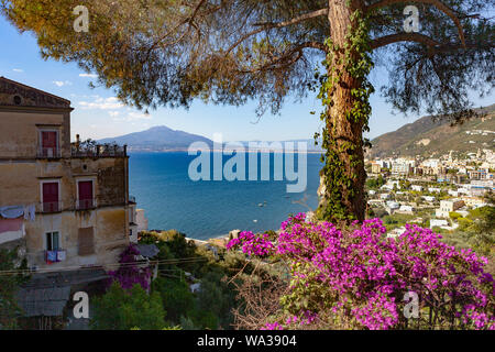 Sorrento, il Golfo di Napoli con il Vesuvio Foto Stock