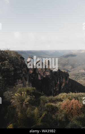 Una vista mozzafiato sulle montagne dalle tre sorelle Lookout, nelle Blue Mountains NSW. Foto Stock