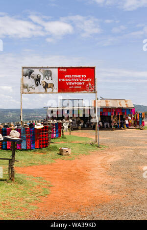 Curio baracche che vendono souvenir e regali di rivestimento del A104 nella Rift Valley, Kenya Foto Stock