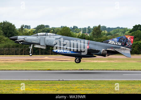 Un McDonnell Douglas F-4 Phantom II getto supersonico interceptor e combattente bomber della Turkish Air Force a RIAT 2019. Foto Stock