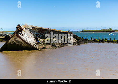 Una nave abbandonata devastante che è spiaggiata fino a Orford beach in Suffolk Foto Stock