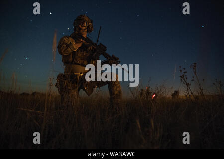 Un U.S. Air Force Tactical Air parte di controllo (TACP) Airman dal XIII aria supportano operazioni squadrone, esegue la sicurezza durante una formazione sul campo esercizio vicino a Fort Carson, Colo., 17 luglio 2019. TACP membri sono altamente qualificati il morsetto di giunzione le centraline di attacco, che si coordinano con i piloti per dirigere e distribuire airpower, mantenendo le comunicazioni con forza a terra il supporto di comandanti dell esercito con precisione vicino a supporto dell'aria, utilizzando sia degli aerei e di artiglieria. (U.S. Air Force photo by Staff Sgt. Matteo Lotz) Foto Stock