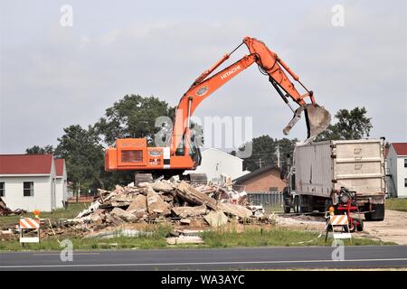 Appaltatori lavorano sulla demolizione di alcuni vecchi edifici sulla zona di cantonment Agosto 12, 2019, per fare spazio per la costruzione di un nuovo $24 milioni 400-letto, quattro-storia caserma a Fort McCoy, Wis. la demolizione è la prima parte del lavoro di preparazione del progetto che è parte del Fort McCoy Master Plan. Coordinamento per il progetto è completato dalla direzione di opere pubbliche a Fort McCoy. (U.S. Foto dell'esercito da Scott T. Sturkol, Ufficio per gli affari pubblici, Fort McCoy, Wis.) Foto Stock