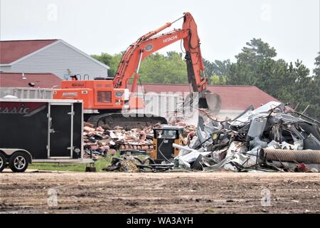 Appaltatori lavorano sulla demolizione di alcuni vecchi edifici sulla zona di cantonment Agosto 12, 2019, per fare spazio per la costruzione di un nuovo $24 milioni 400-letto, quattro-storia caserma a Fort McCoy, Wis. la demolizione è la prima parte del lavoro di preparazione del progetto che è parte del Fort McCoy Master Plan. Coordinamento per il progetto è completato dalla direzione di opere pubbliche a Fort McCoy. (U.S. Foto dell'esercito da Scott T. Sturkol, Ufficio per gli affari pubblici, Fort McCoy, Wis.) Foto Stock