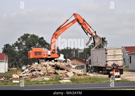 Appaltatori lavorano sulla demolizione di alcuni vecchi edifici sulla zona di cantonment Agosto 12, 2019, per fare spazio per la costruzione di un nuovo $24 milioni 400-letto, quattro-storia caserma a Fort McCoy, Wis. la demolizione è la prima parte del lavoro di preparazione del progetto che è parte del Fort McCoy Master Plan. Coordinamento per il progetto è completato dalla direzione di opere pubbliche a Fort McCoy. (U.S. Foto dell'esercito da Scott T. Sturkol, Ufficio per gli affari pubblici, Fort McCoy, Wis.) Foto Stock