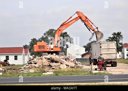 Appaltatori lavorano sulla demolizione di alcuni vecchi edifici sulla zona di cantonment Agosto 12, 2019, per fare spazio per la costruzione di un nuovo $24 milioni 400-letto, quattro-storia caserma a Fort McCoy, Wis. la demolizione è la prima parte del lavoro di preparazione del progetto che è parte del Fort McCoy Master Plan. Coordinamento per il progetto è completato dalla direzione di opere pubbliche a Fort McCoy. (U.S. Foto dell'esercito da Scott T. Sturkol, Ufficio per gli affari pubblici, Fort McCoy, Wis.) Foto Stock