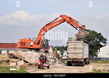 Appaltatori lavorano sulla demolizione di alcuni vecchi edifici sulla zona di cantonment Agosto 12, 2019, per fare spazio per la costruzione di un nuovo $24 milioni 400-letto, quattro-storia caserma a Fort McCoy, Wis. la demolizione è la prima parte del lavoro di preparazione del progetto che è parte del Fort McCoy Master Plan. Coordinamento per il progetto è completato dalla direzione di opere pubbliche a Fort McCoy. (U.S. Foto dell'esercito da Scott T. Sturkol, Ufficio per gli affari pubblici, Fort McCoy, Wis.) Foto Stock