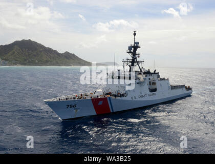 L'equipaggio del guardacoste Kimball WMSL (756) tranists passato Dimond testa su Oahu, Hawaii, e il agosto 16, 2019. La Kimball è uno dei guardacoste è di nuovo la sicurezza nazionale taglierine e può preforma missioni multiple tra cui patria di sicurezza e di difesa. (U.S. Coast Guard foto di Sottufficiali di terza classe Matteo West/rilasciato) Foto Stock
