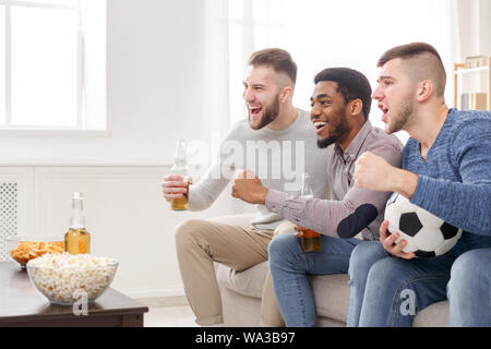 Il tifo per squadra preferita. Amici guardare la partita di calcio Foto Stock