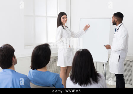 Condivisione di esperienze. I professionisti di dare una lezione di stagisti Foto Stock